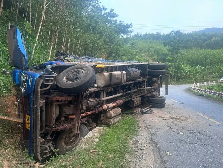 Lật xe tải ở chân đèo Violak (Quảng Ngãi), 3 người thương vong