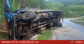 Lật xe tải ở chân đèo Violak (Quảng Ngãi), 3 người thương vong