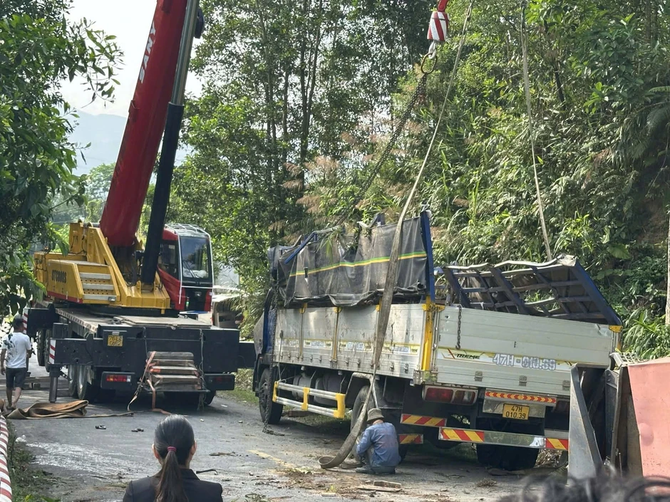 Lật xe tải trên đèo khiến nhiều người thương vong