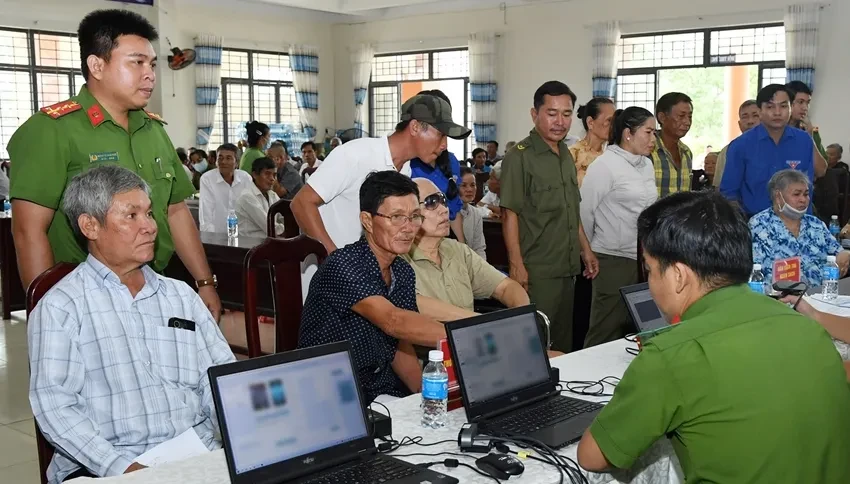 Lấy mẫu ADN 2 người nhận là em trai liệt sĩ Huỳnh Văn Quên Lấy mẫu ADN 2 người nhận là em trai liệt sĩ Huỳnh Văn Quên