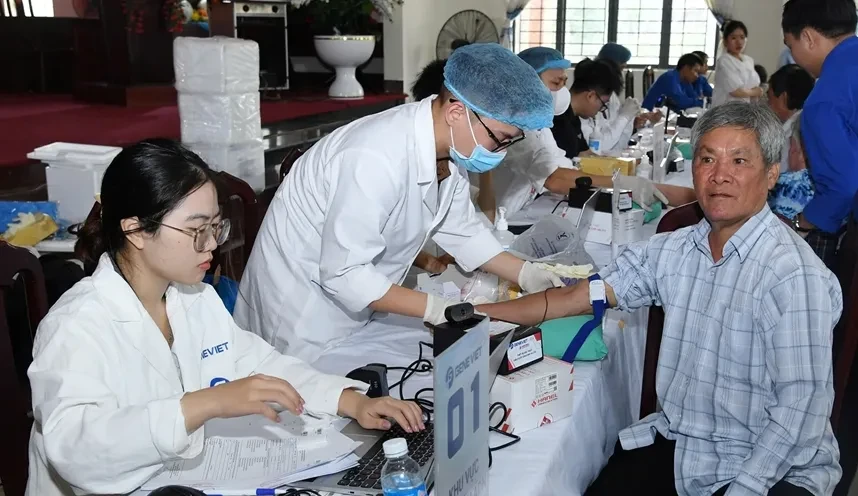 Lấy mẫu ADN 2 người nhận là em trai liệt sĩ Huỳnh Văn Quên Lấy mẫu ADN 2 người nhận là em trai liệt sĩ Huỳnh Văn Quên