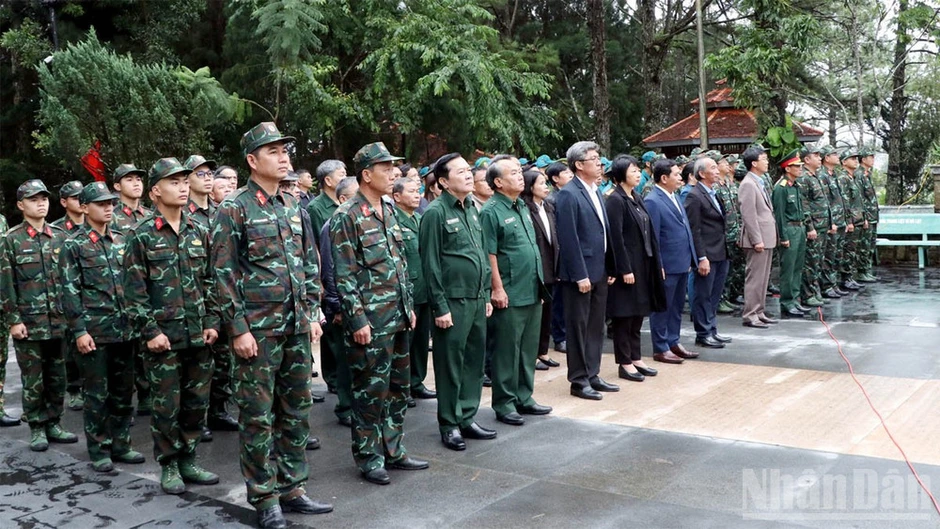 Lấy mẫu ADN các phần mộ chưa rõ thông tin tại nghĩa trang liệt sĩ Lâm Đồng Lấy mẫu ADN các phần mộ chưa rõ thông tin tại nghĩa trang liệt sĩ Lâm Đồng