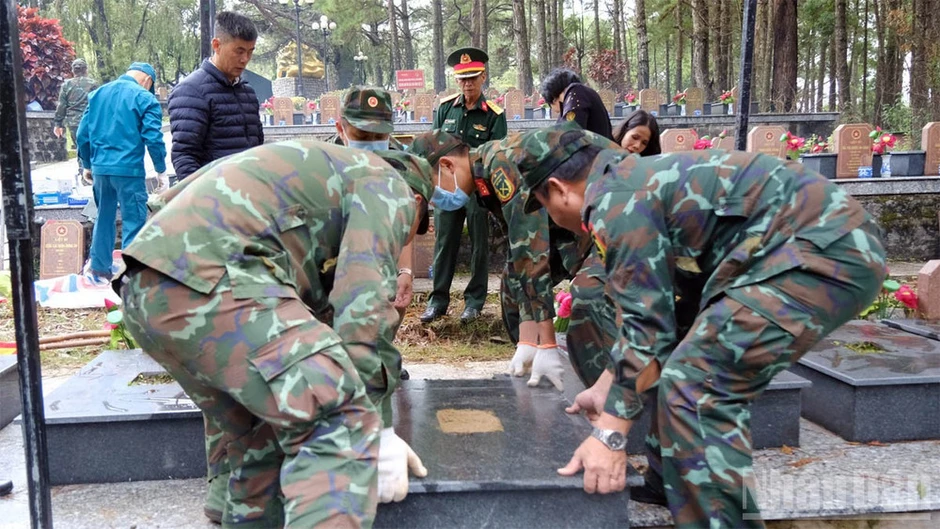 Lấy mẫu ADN các phần mộ chưa rõ thông tin tại nghĩa trang liệt sĩ Lâm Đồng Lấy mẫu ADN các phần mộ chưa rõ thông tin tại nghĩa trang liệt sĩ Lâm Đồng