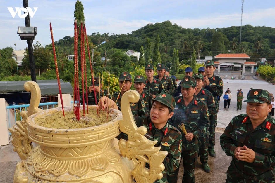 Lấy mẫu hài cốt liệt sĩ tại Nghĩa trang liệt sĩ Tịnh Biên, An Giang Lấy mẫu hài cốt liệt sĩ tại Nghĩa trang liệt sĩ Tịnh Biên, An Giang