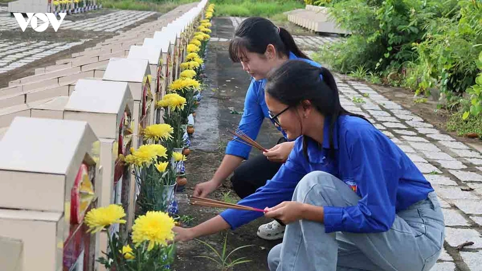 Lấy mẫu hài cốt liệt sĩ tại Nghĩa trang liệt sĩ Tịnh Biên, An Giang Lấy mẫu hài cốt liệt sĩ tại Nghĩa trang liệt sĩ Tịnh Biên, An Giang
