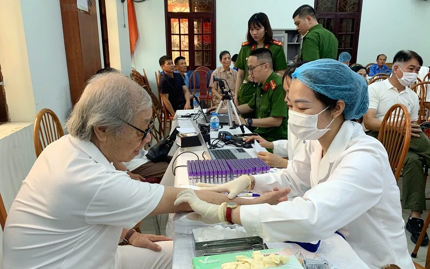 Lấy mẫu sinh phẩm hơn 20.000 thân nhân liệt sĩ Lấy mẫu sinh phẩm hơn 20.000 thân nhân liệt sĩ