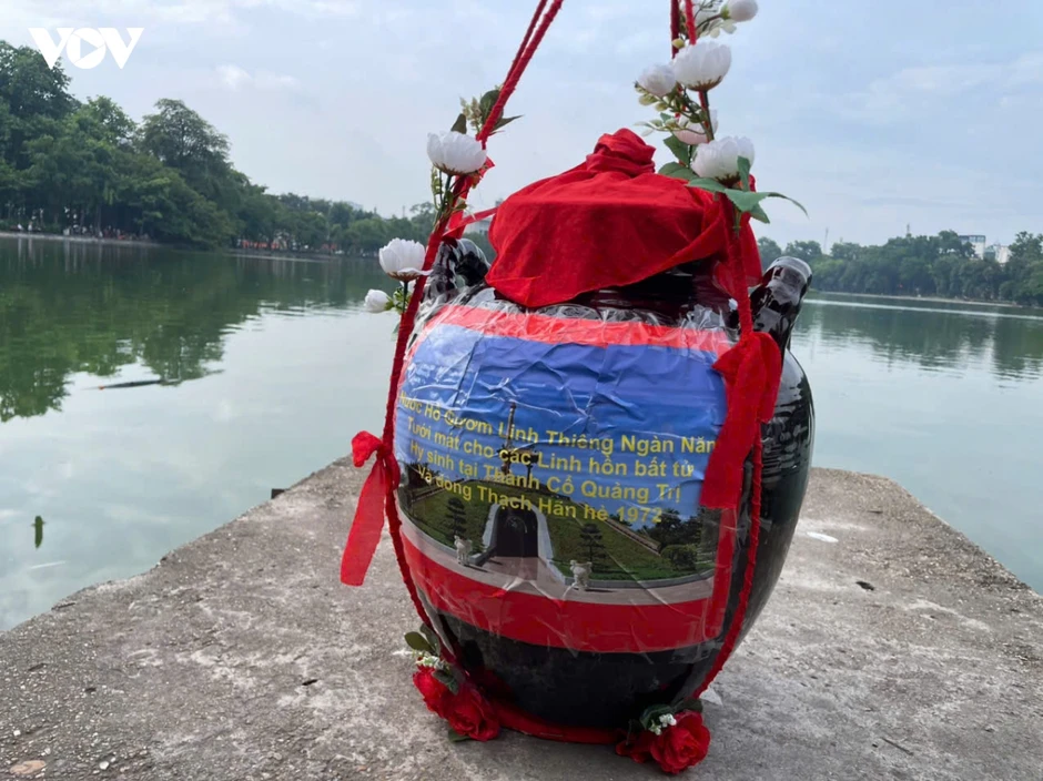 Lễ lấy nước Hồ Gươm tri ân các anh hùng liệt sĩ trên sông Thạch Hãn, Quảng Trị Lễ lấy nước Hồ Gươm tri ân các anh hùng liệt sĩ trên sông Thạch Hãn, Quảng Trị