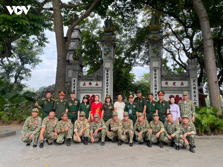 Lễ lấy nước Hồ Gươm tri ân các anh hùng liệt sĩ trên sông Thạch Hãn, Quảng Trị Lễ lấy nước Hồ Gươm tri ân các anh hùng liệt sĩ trên sông Thạch Hãn, Quảng Trị