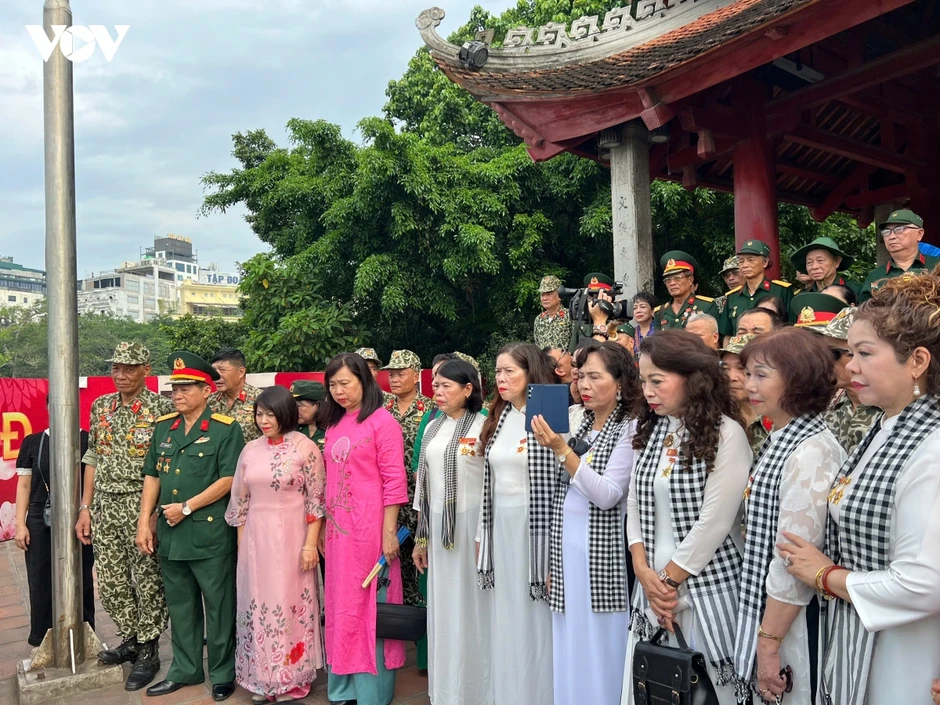 Lễ lấy nước Hồ Gươm tri ân các anh hùng liệt sĩ trên sông Thạch Hãn, Quảng Trị Lễ lấy nước Hồ Gươm tri ân các anh hùng liệt sĩ trên sông Thạch Hãn, Quảng Trị