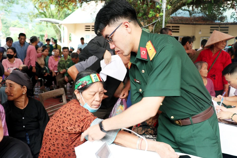 Lễ thắp nến tri ân và chương trình nghệ thuật "Tiếp nối huyền thoại-Khát vọng non sông" tại Nghĩa trang Liệt sĩ Vị Xuyên