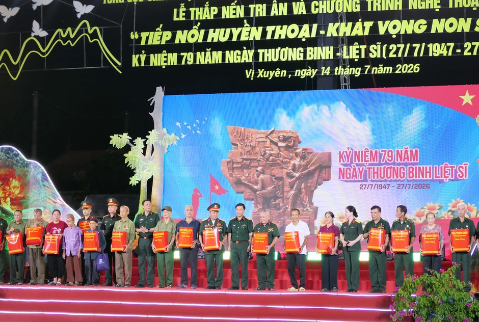 Lễ thắp nến tri ân và chương trình nghệ thuật "Tiếp nối huyền thoại-Khát vọng non sông" tại Nghĩa trang Liệt sĩ Vị Xuyên