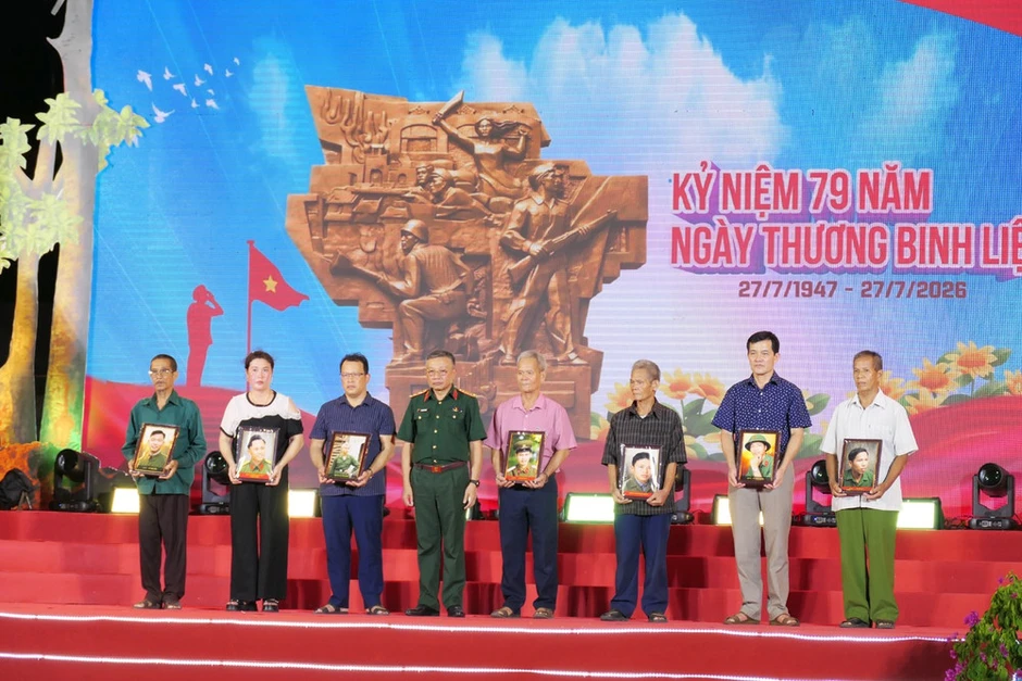 Lễ thắp nến tri ân và chương trình nghệ thuật "Tiếp nối huyền thoại-Khát vọng non sông" tại Nghĩa trang Liệt sĩ Vị Xuyên
