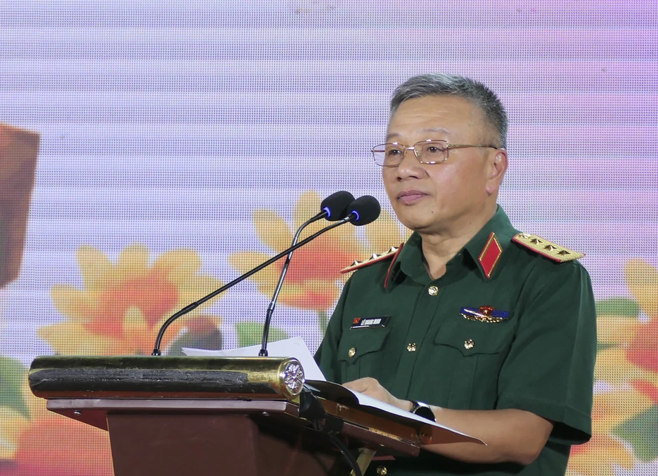 Lễ thắp nến tri ân và chương trình nghệ thuật "Tiếp nối huyền thoại-Khát vọng non sông" tại Nghĩa trang Liệt sĩ Vị Xuyên