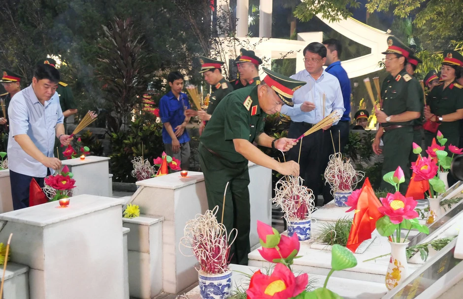 Lễ thắp nến tri ân và chương trình nghệ thuật "Tiếp nối huyền thoại-Khát vọng non sông" tại Nghĩa trang Liệt sĩ Vị Xuyên