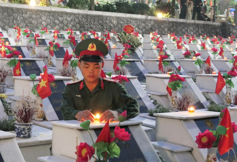 Lễ thắp nến tri ân và chương trình nghệ thuật "Tiếp nối huyền thoại-Khát vọng non sông" tại Nghĩa trang Liệt sĩ Vị Xuyên