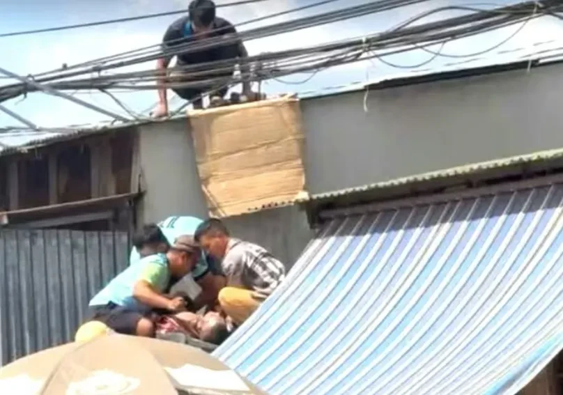 Leo lên mái nhà lắp biển quảng cáo, 2 người bị điện giật Leo lên mái nhà lắp biển quảng cáo, 2 người bị điện giật