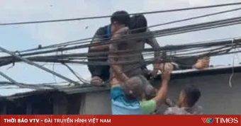 Leo lên mái nhà lắp biển quảng cáo, 2 người bị điện giật