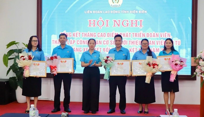 Liên đoàn Lao động tỉnh Điện Biên kết nạp mới đoàn viên công đoàn đạt 138,6% chỉ tiêu Trung ương giao Liên đoàn Lao động tỉnh Điện Biên kết nạp mới đoàn viên công đoàn đạt 138,6% chỉ tiêu Trung ương giao