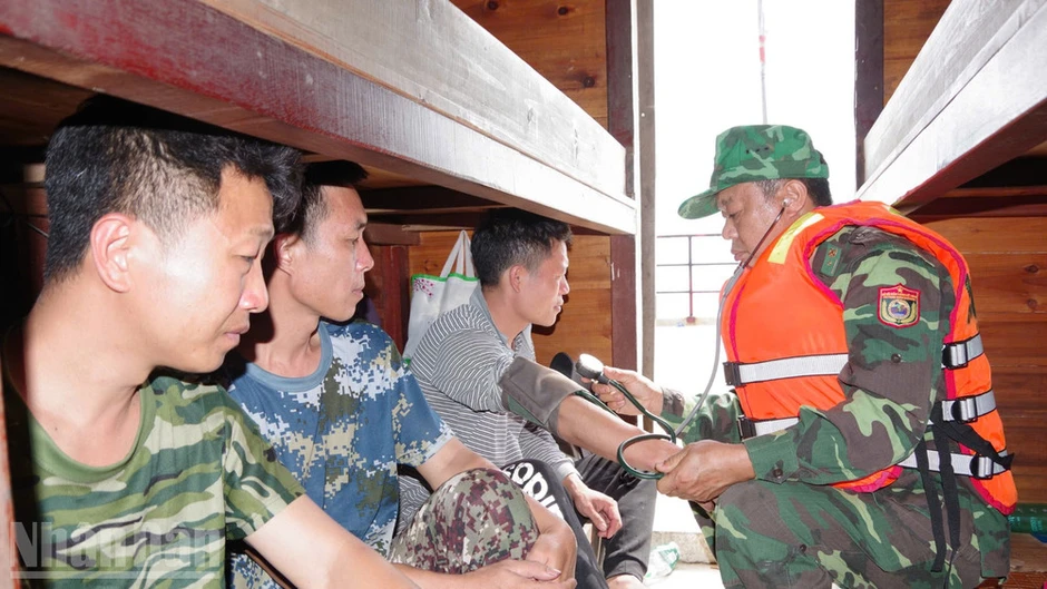 Liên tiếp cứu nạn hai tàu cá nước ngoài gặp sự cố trên biển Liên tiếp cứu nạn hai tàu cá nước ngoài gặp sự cố trên biển