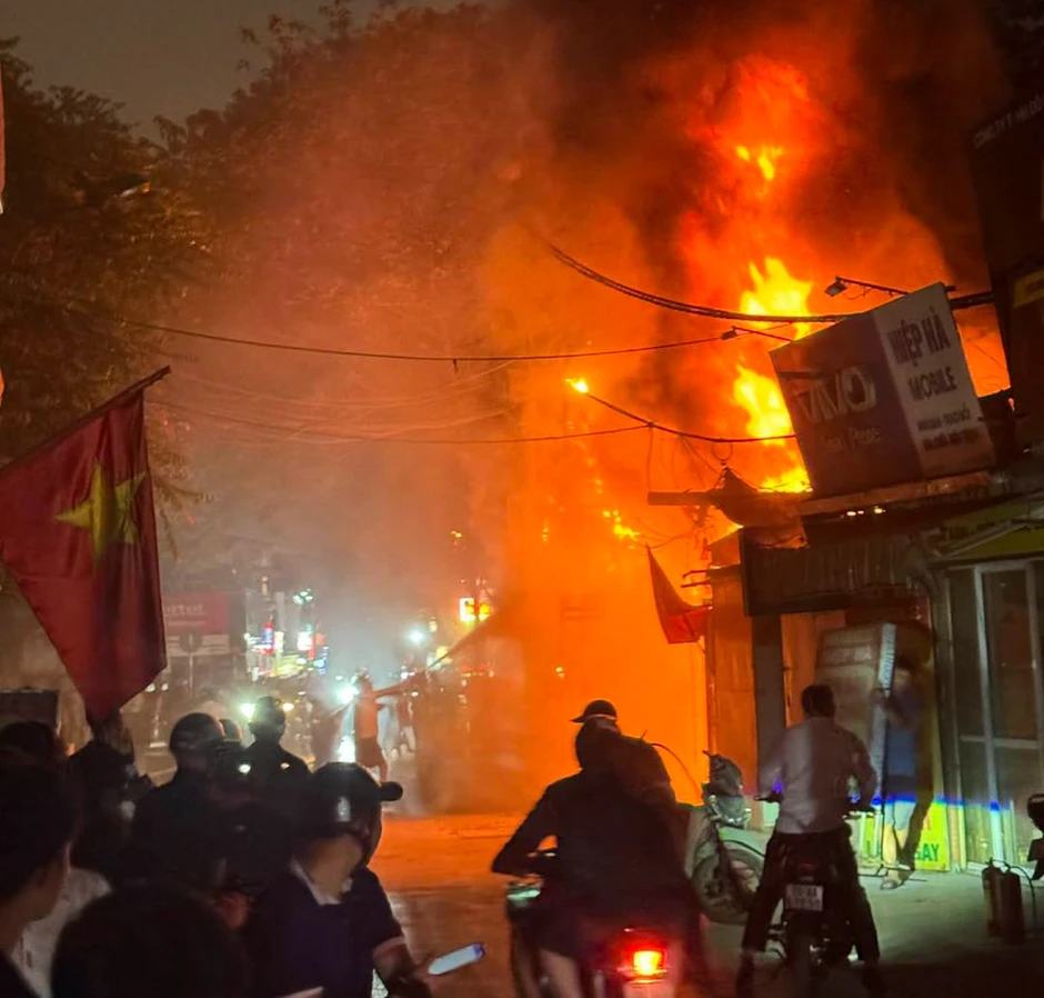 Liên tiếp xảy ra 2 vụ cháy trong đêm 19/3 ở Hà Nội Liên tiếp xảy ra 2 vụ cháy trong đêm 19/3 ở Hà Nội