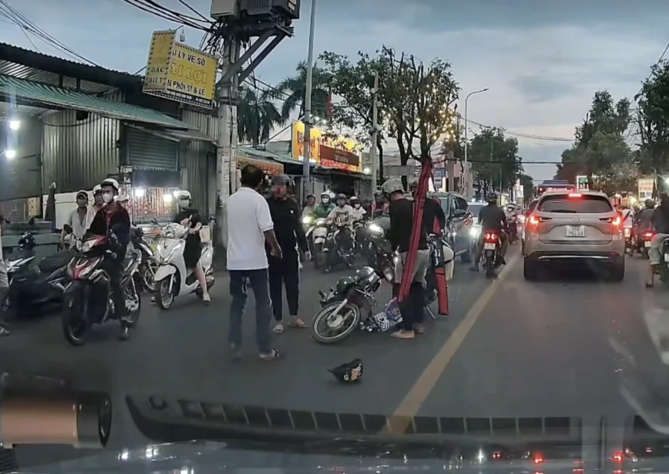 Lộ diện thanh niên đi Vario đấm đá túi bụi người chở bia giữa đường để "đòi lại công bằng" cho bạn gái Lộ diện thanh niên đi Vario đấm đá túi bụi người chở bia giữa đường để "đòi lại công bằng" cho bạn gái