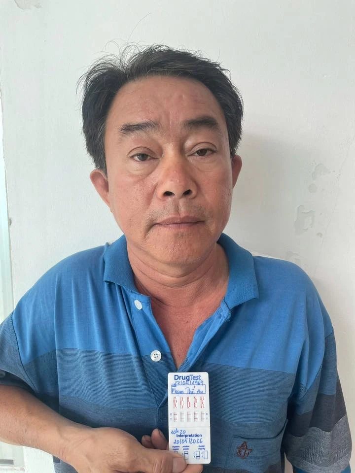 Lộ diện thanh niên đi Vario đấm đá túi bụi người chở bia giữa đường để "đòi lại công bằng" cho bạn gái Lộ diện thanh niên đi Vario đấm đá túi bụi người chở bia giữa đường để "đòi lại công bằng" cho bạn gái