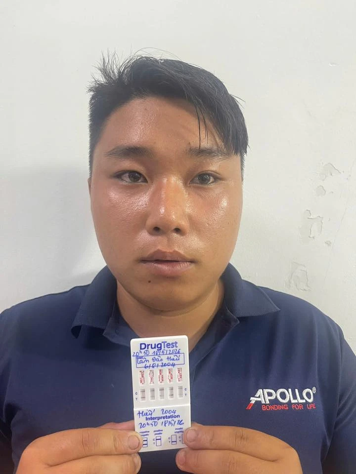 Lộ diện thanh niên đi Vario đấm đá túi bụi người chở bia giữa đường để "đòi lại công bằng" cho bạn gái Lộ diện thanh niên đi Vario đấm đá túi bụi người chở bia giữa đường để "đòi lại công bằng" cho bạn gái