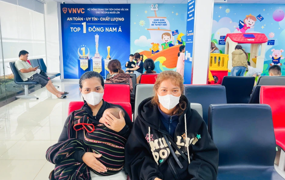 Lo ngại dịch bệnh, lượng người tiêm vaccine tăng đột biến tại khu vực Tây Nguyên Lo ngại dịch bệnh, lượng người tiêm vaccine tăng đột biến tại khu vực Tây Nguyên