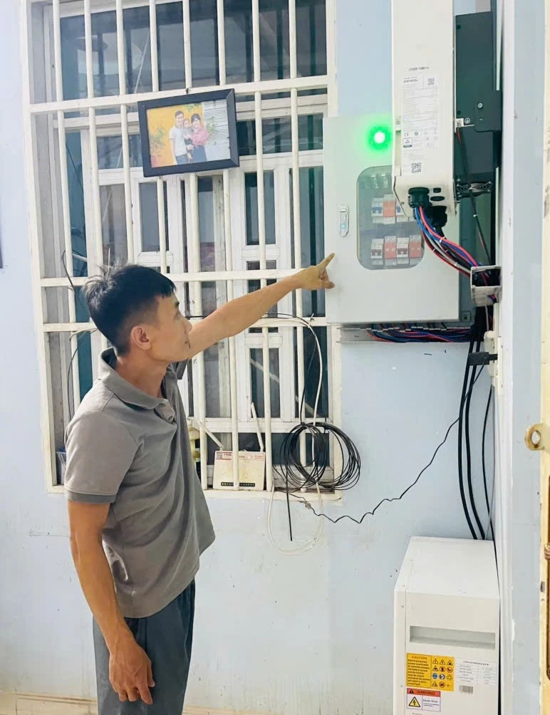Lo ngại tiền điện tăng cao, người dân tức tốc 'tung' hàng trăm triệu đồng lên mái nhà Lo ngại tiền điện tăng cao, người dân tức tốc 'tung' hàng trăm triệu đồng lên mái nhà