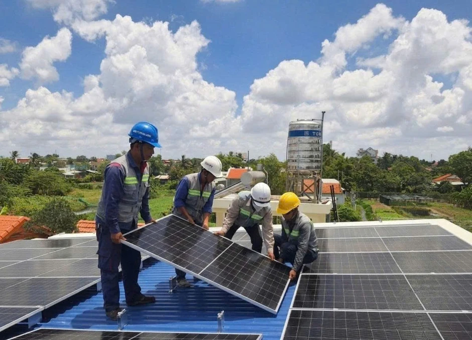 Lo ngại tiền điện tăng cao, người dân tức tốc 'tung' hàng trăm triệu đồng lên mái nhà Lo ngại tiền điện tăng cao, người dân tức tốc 'tung' hàng trăm triệu đồng lên mái nhà