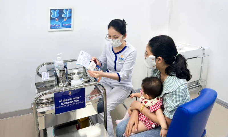 Lo ngại viêm não mô cầu, nhiều người đi tiêm chủng Lo ngại viêm não mô cầu, nhiều người đi tiêm chủng