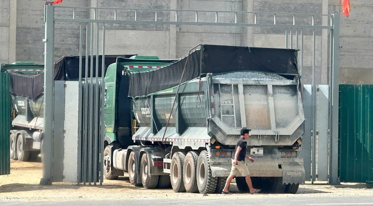 Loạt xe đầu kéo ben hàng chục tấn ngang nhiên chạy vào đường cấm ở Đà Nẵng Loạt xe đầu kéo ben hàng chục tấn ngang nhiên chạy vào đường cấm ở Đà Nẵng