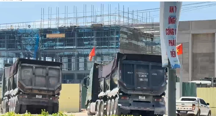 Loạt xe đầu kéo ben hàng chục tấn ngang nhiên chạy vào đường cấm ở Đà Nẵng Loạt xe đầu kéo ben hàng chục tấn ngang nhiên chạy vào đường cấm ở Đà Nẵng