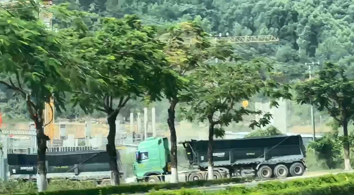 Loạt xe đầu kéo ben hàng chục tấn ngang nhiên chạy vào đường cấm ở Đà Nẵng Loạt xe đầu kéo ben hàng chục tấn ngang nhiên chạy vào đường cấm ở Đà Nẵng