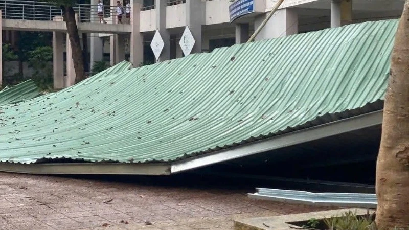 Lốc cuốn bay mái tôn trường học ở Đồng Nai Lốc cuốn bay mái tôn trường học ở Đồng Nai