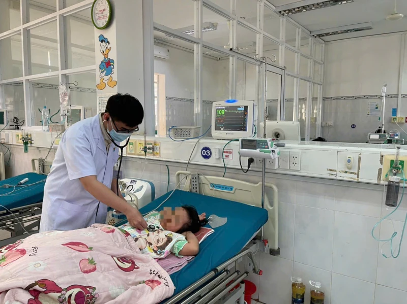Lọc máu 53 giờ liên tục, cứu sống bé gái bị ong đốt Lọc máu 53 giờ liên tục, cứu sống bé gái bị ong đốt