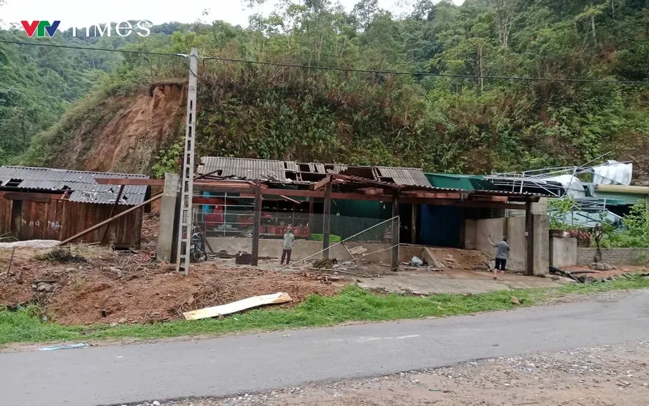 Lốc xoáy “càn quét” miền Tây Nghệ An, hàng chục nhà dân bị hư hỏng Lốc xoáy “càn quét” miền Tây Nghệ An, hàng chục nhà dân bị hư hỏng