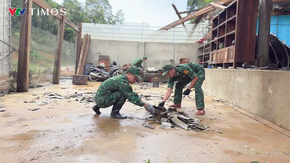 Lốc xoáy “càn quét” miền Tây Nghệ An, hàng chục nhà dân bị hư hỏng Lốc xoáy “càn quét” miền Tây Nghệ An, hàng chục nhà dân bị hư hỏng