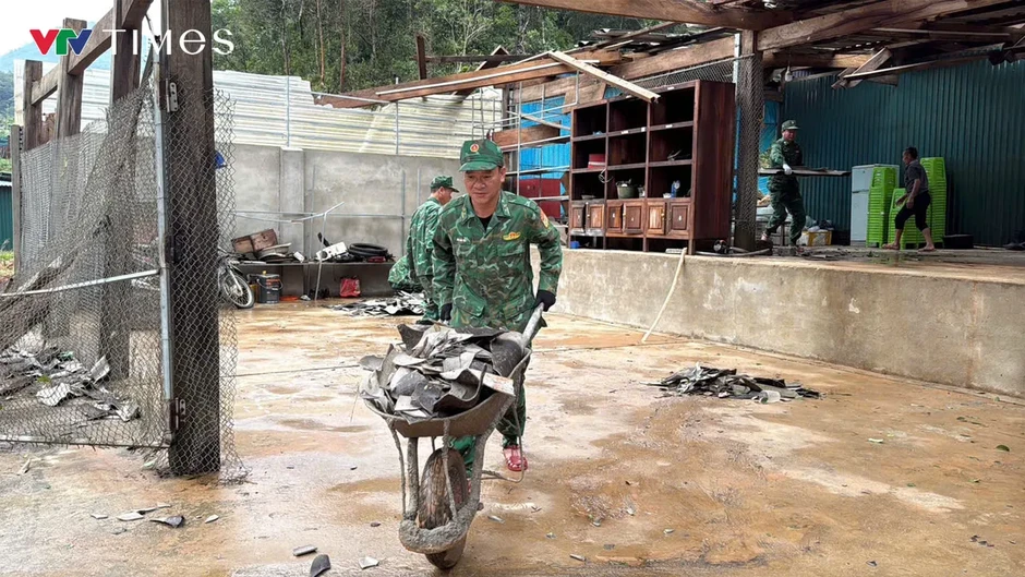 Lốc xoáy “càn quét” miền Tây Nghệ An, hàng chục nhà dân bị hư hỏng Lốc xoáy “càn quét” miền Tây Nghệ An, hàng chục nhà dân bị hư hỏng