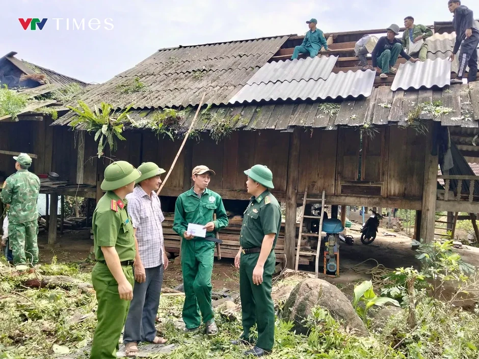Lốc xoáy “càn quét” miền Tây Nghệ An, hàng chục nhà dân bị hư hỏng Lốc xoáy “càn quét” miền Tây Nghệ An, hàng chục nhà dân bị hư hỏng