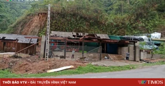 Lốc xoáy “càn quét” miền Tây Nghệ An, hàng chục nhà dân bị hư hỏng