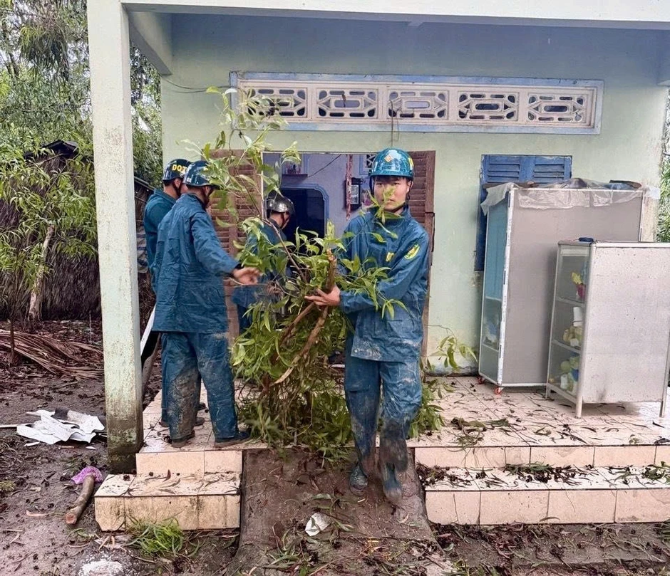 Lốc xoáy gây thiệt hại nhiều nhà dân tại Cà Mau Lốc xoáy gây thiệt hại nhiều nhà dân tại Cà Mau