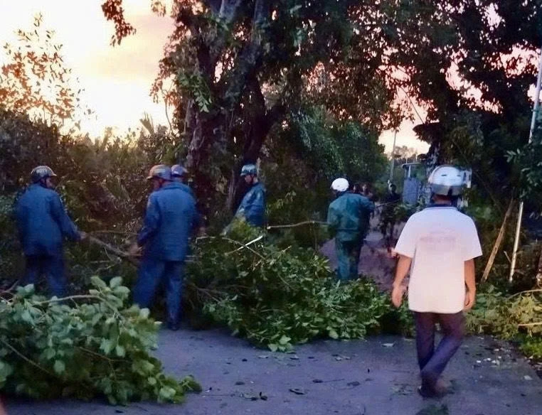 Lốc xoáy gây thiệt hại nhiều nhà dân tại Cà Mau Lốc xoáy gây thiệt hại nhiều nhà dân tại Cà Mau
