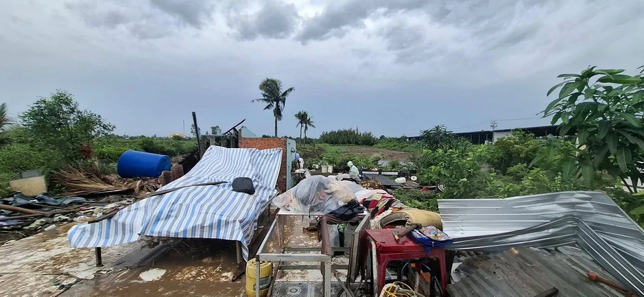 Lốc xoáy hất văng bé 11 tuổi, giây phút kinh hoàng suốt đời không quên Lốc xoáy hất văng bé 11 tuổi, giây phút kinh hoàng suốt đời không quên