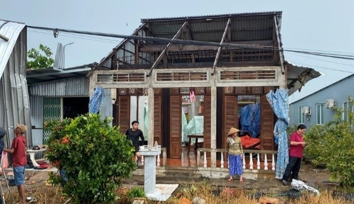 Lốc xoáy hất văng bé 11 tuổi, giây phút kinh hoàng suốt đời không quên Lốc xoáy hất văng bé 11 tuổi, giây phút kinh hoàng suốt đời không quên