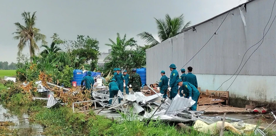 Lốc xoáy hất văng bé 11 tuổi, giây phút kinh hoàng suốt đời không quên Lốc xoáy hất văng bé 11 tuổi, giây phút kinh hoàng suốt đời không quên