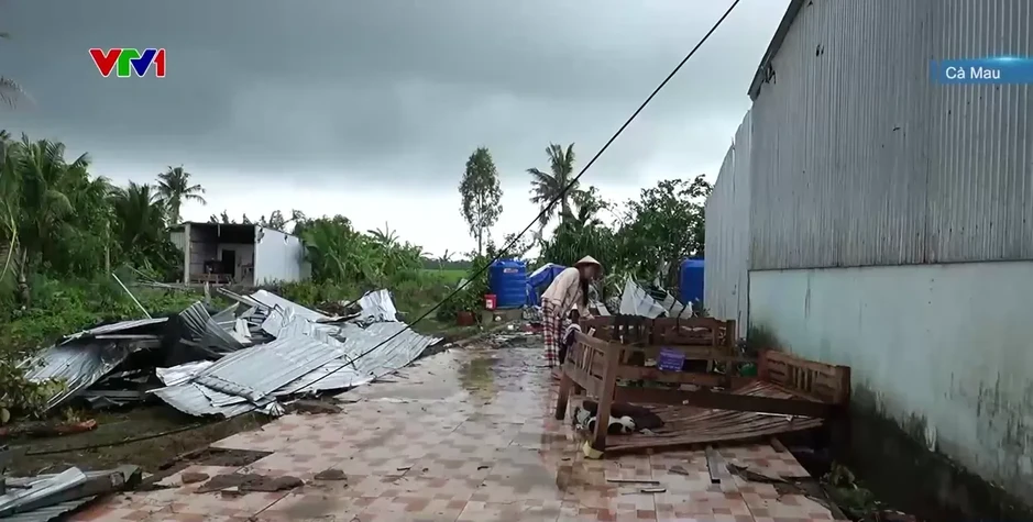 Lốc xoáy làm 75 căn nhà ở Cà Mau bị thiệt hại Lốc xoáy làm 75 căn nhà ở Cà Mau bị thiệt hại