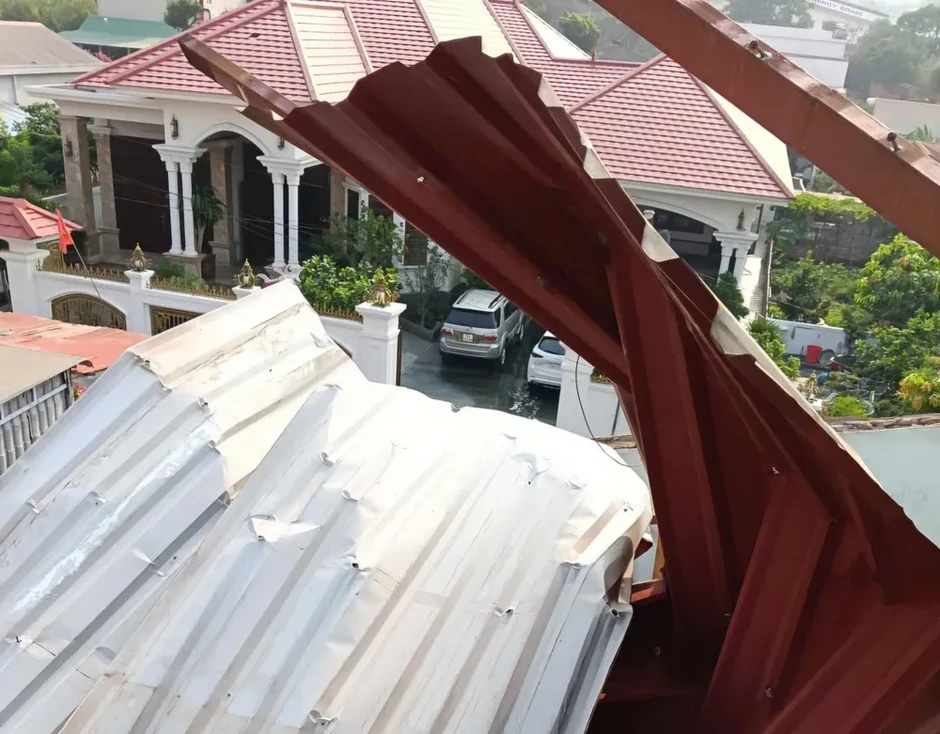Lốc xoáy làm tốc mái hàng loạt nhà dân ở Quảng Trị Lốc xoáy làm tốc mái hàng loạt nhà dân ở Quảng Trị
