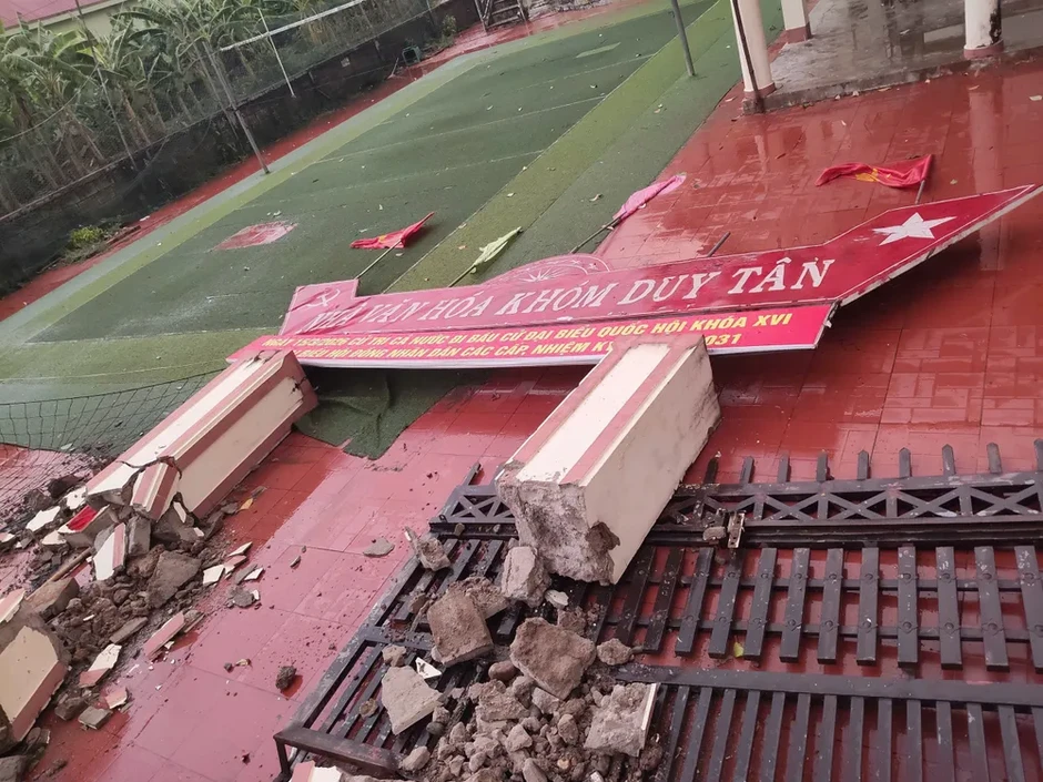Lốc xoáy làm tốc mái hàng loạt nhà dân ở Quảng Trị Lốc xoáy làm tốc mái hàng loạt nhà dân ở Quảng Trị