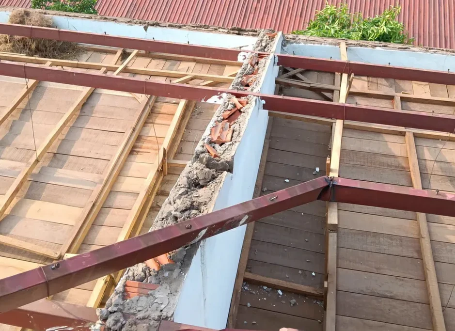 Lốc xoáy làm tốc mái hàng loạt nhà dân ở Quảng Trị Lốc xoáy làm tốc mái hàng loạt nhà dân ở Quảng Trị